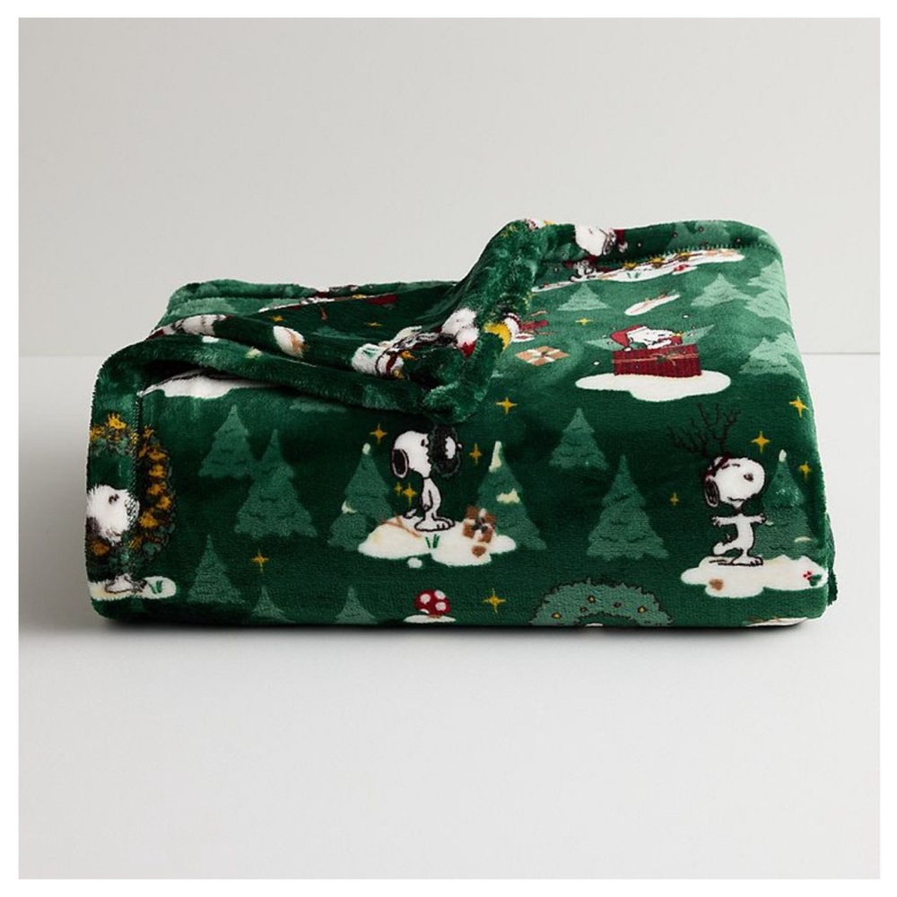 Peanuts Oversized 5 ft x 6 ft Snoopy Christmas Plush Green Throw Blanket